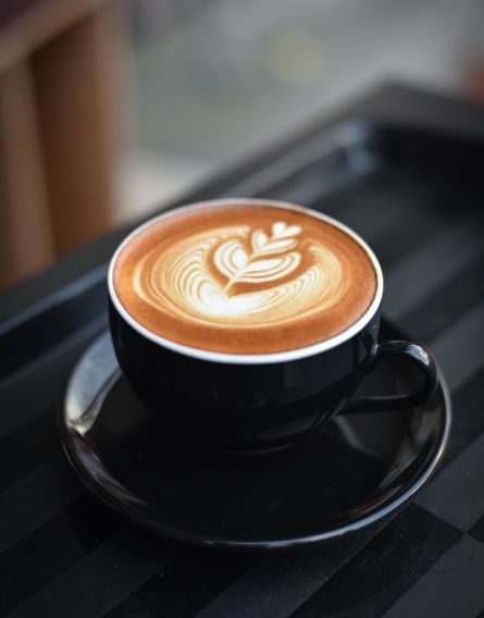 Kaffe med mønster som former to hjerter